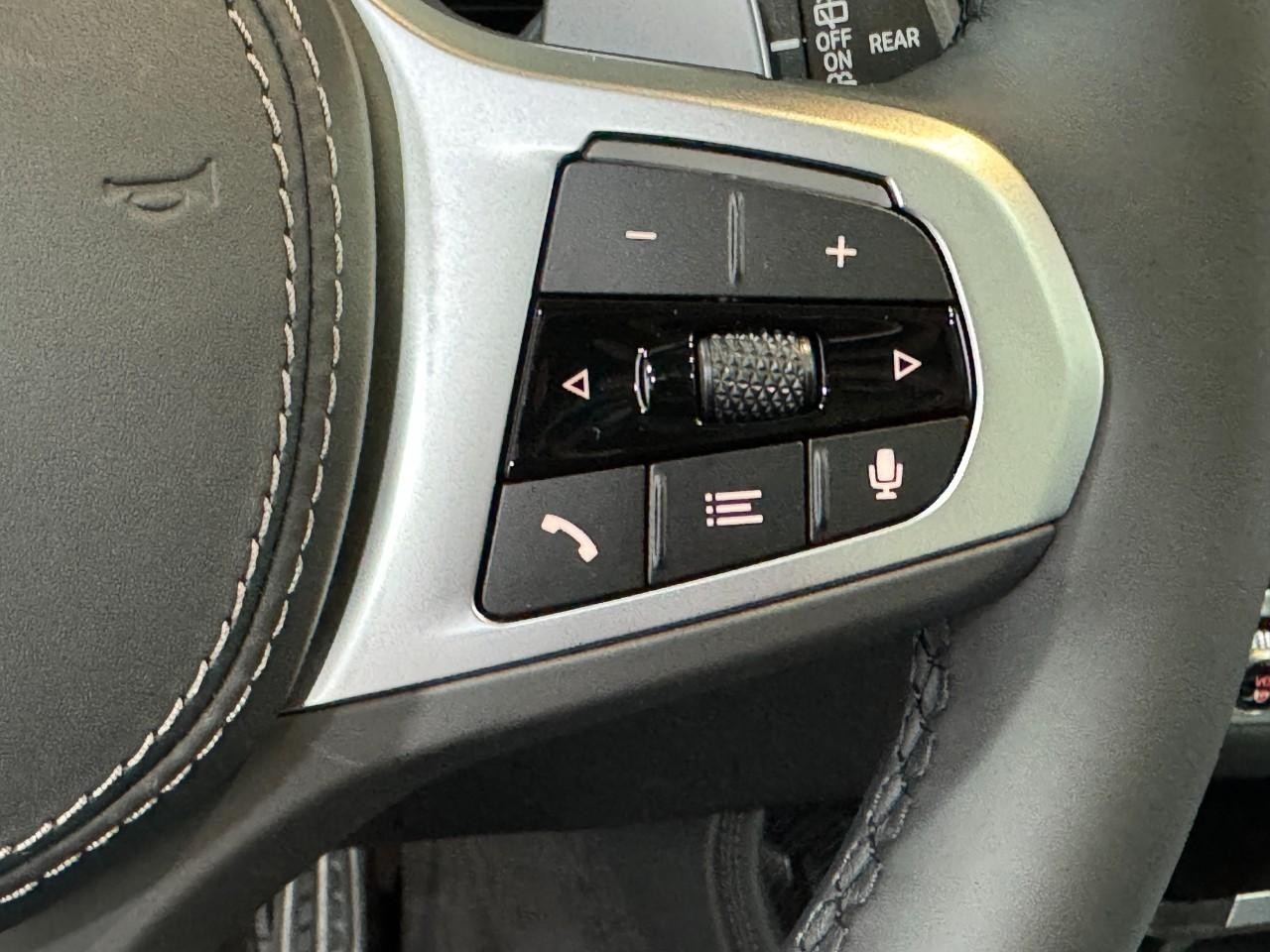 BMW X7 Vehicle Full-screen Gallery Image 35