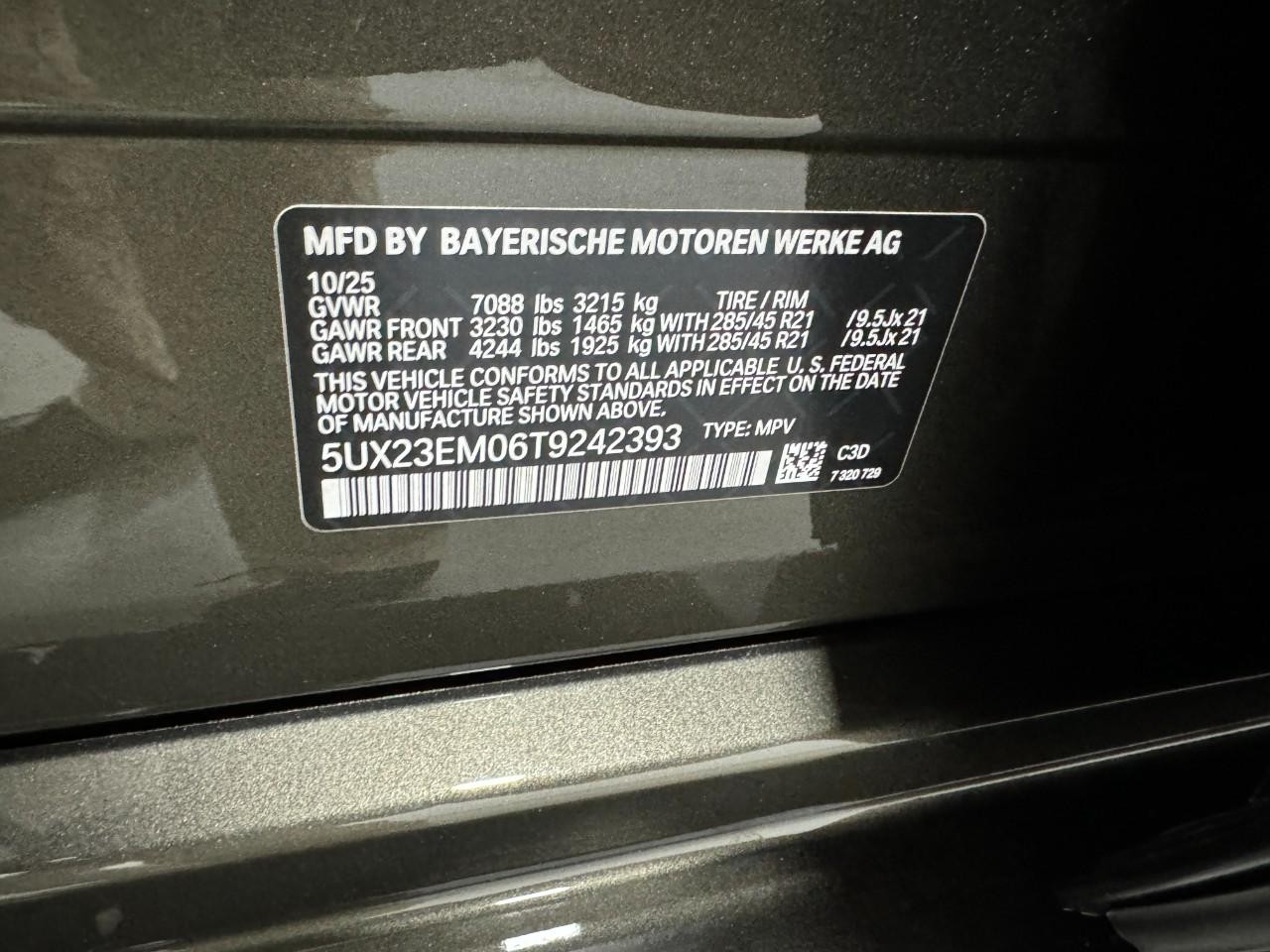 BMW X7 Vehicle Full-screen Gallery Image 38