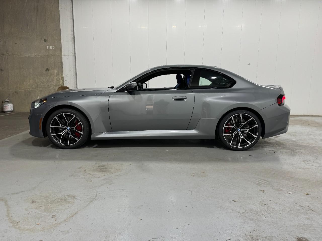 BMW M2 Vehicle Full-screen Gallery Image 2