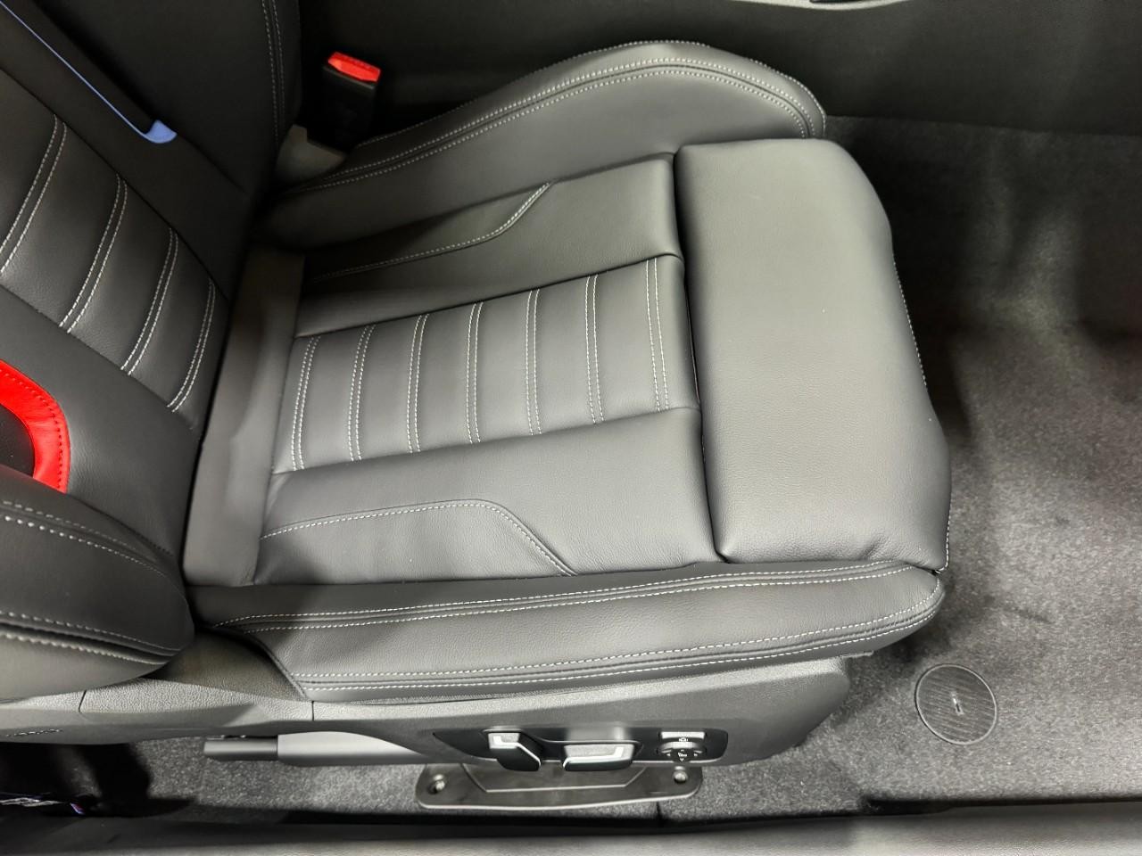 BMW M2 Vehicle Full-screen Gallery Image 18