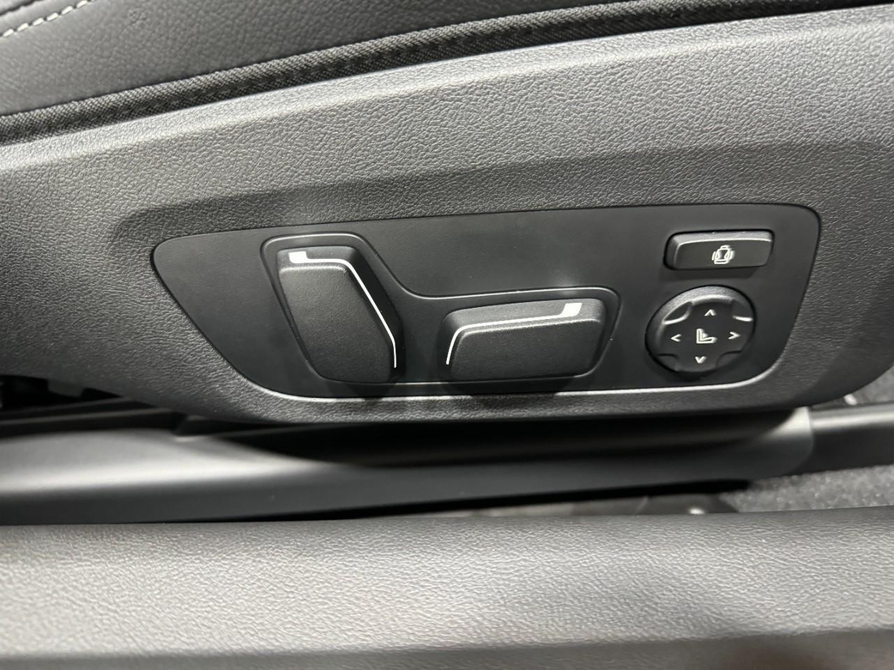 BMW M2 Vehicle Full-screen Gallery Image 19