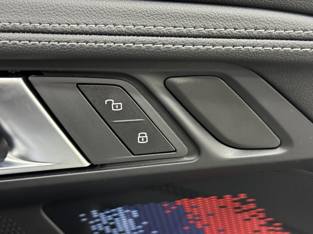 BMW M2 Vehicle Full-screen Gallery Image 20