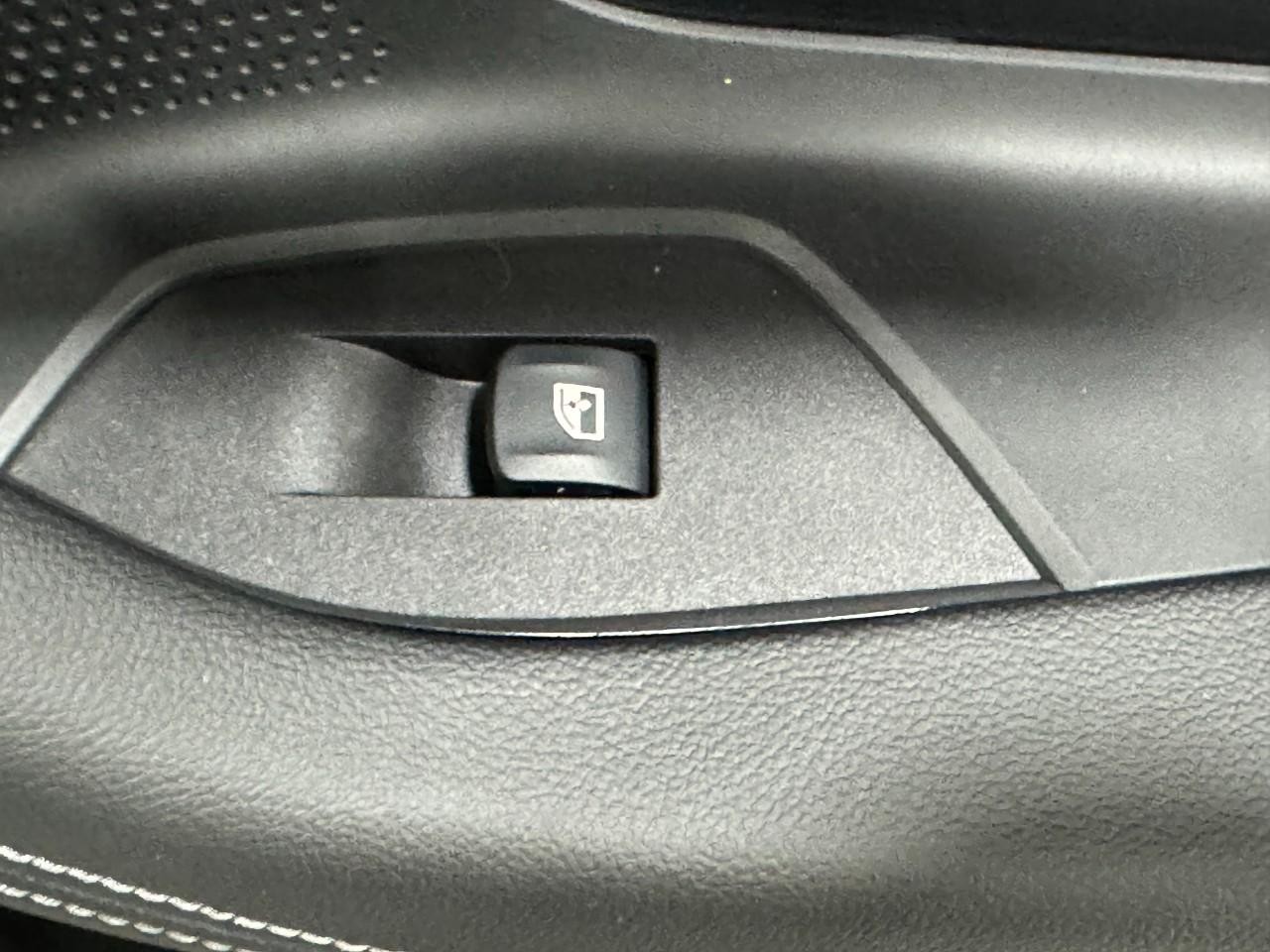 BMW M2 Vehicle Full-screen Gallery Image 21