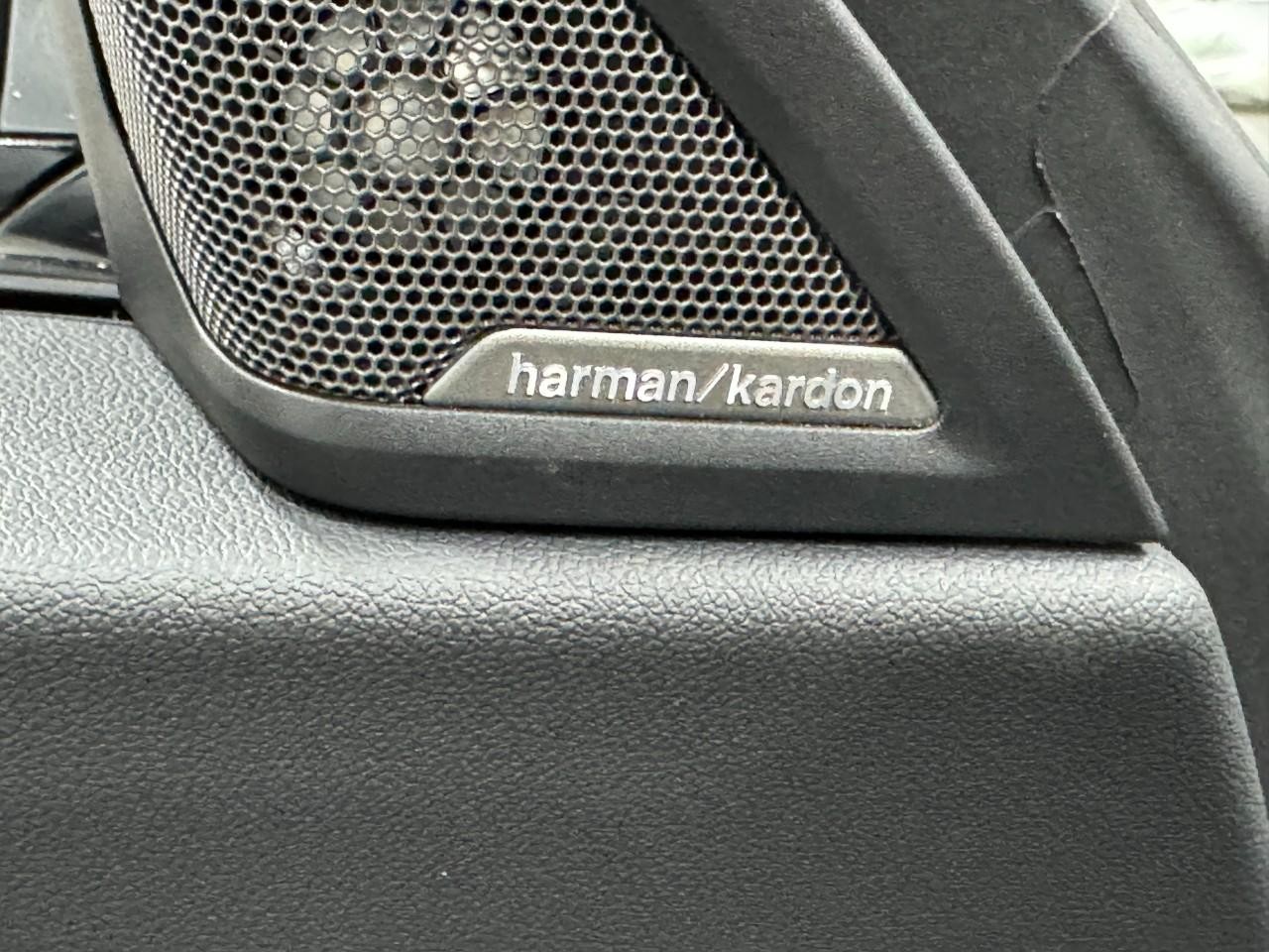 BMW M2 Vehicle Full-screen Gallery Image 22