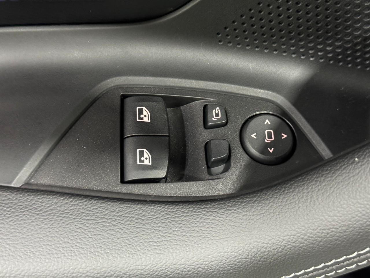 BMW M2 Vehicle Full-screen Gallery Image 24