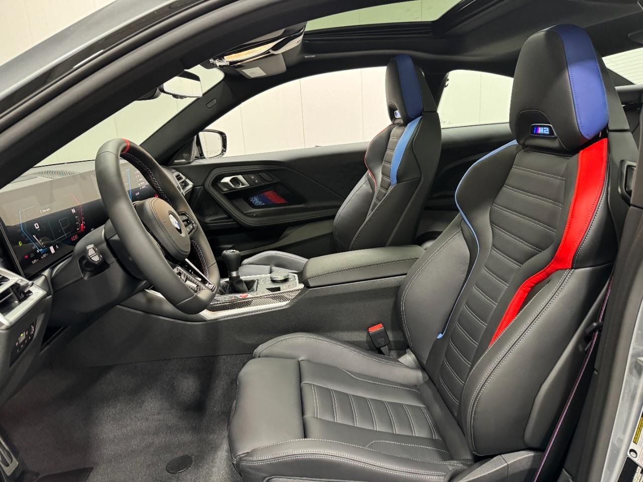 BMW M2 Vehicle Full-screen Gallery Image 26