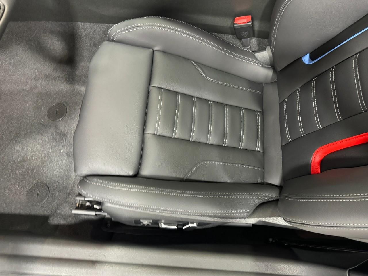 BMW M2 Vehicle Full-screen Gallery Image 27