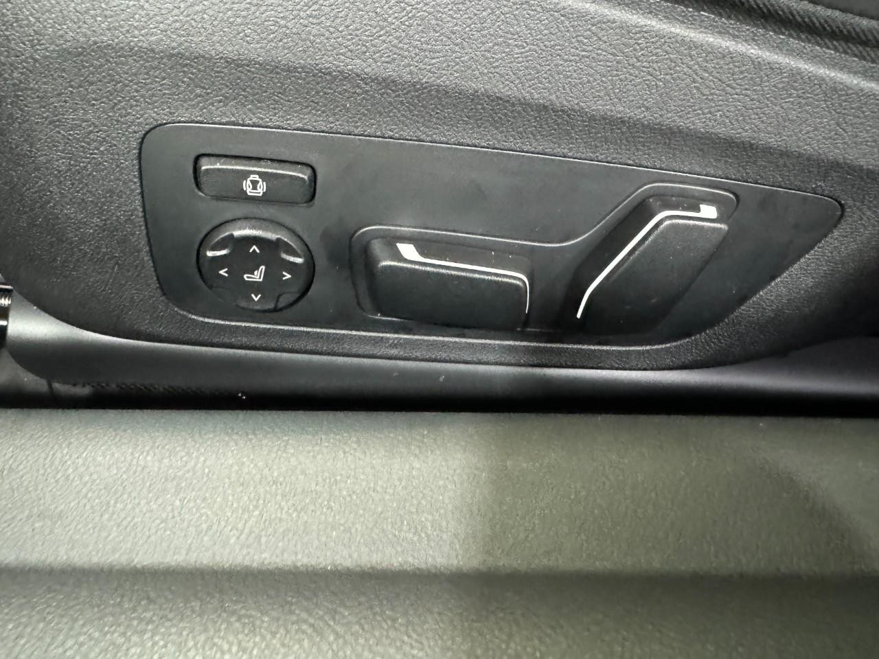 BMW M2 Vehicle Full-screen Gallery Image 28