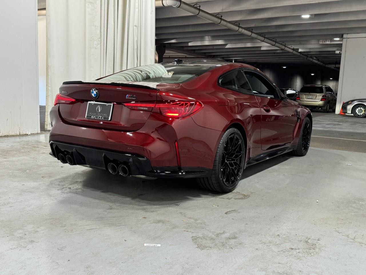 BMW M4 Vehicle Full-screen Gallery Image 4