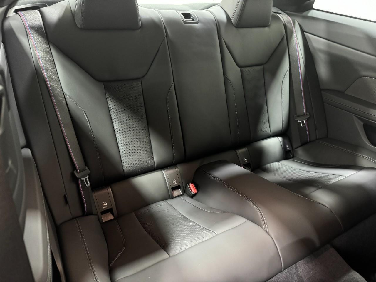 BMW M4 Vehicle Full-screen Gallery Image 10