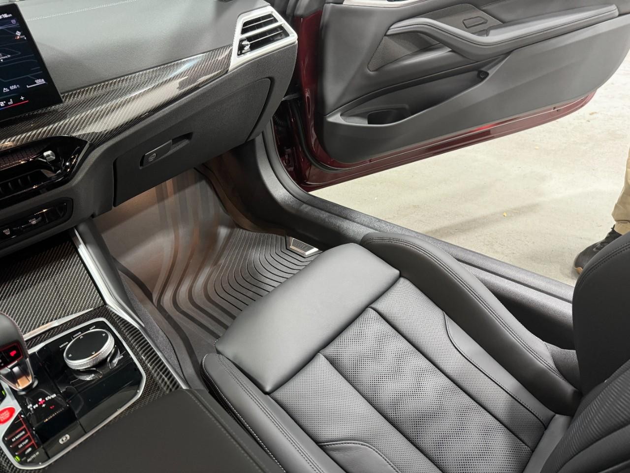 BMW M4 Vehicle Full-screen Gallery Image 15