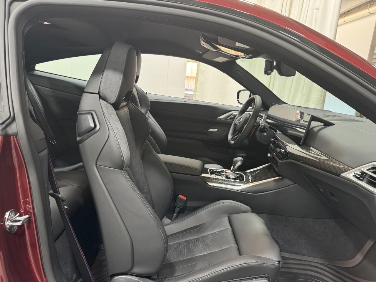 BMW M4 Vehicle Full-screen Gallery Image 16