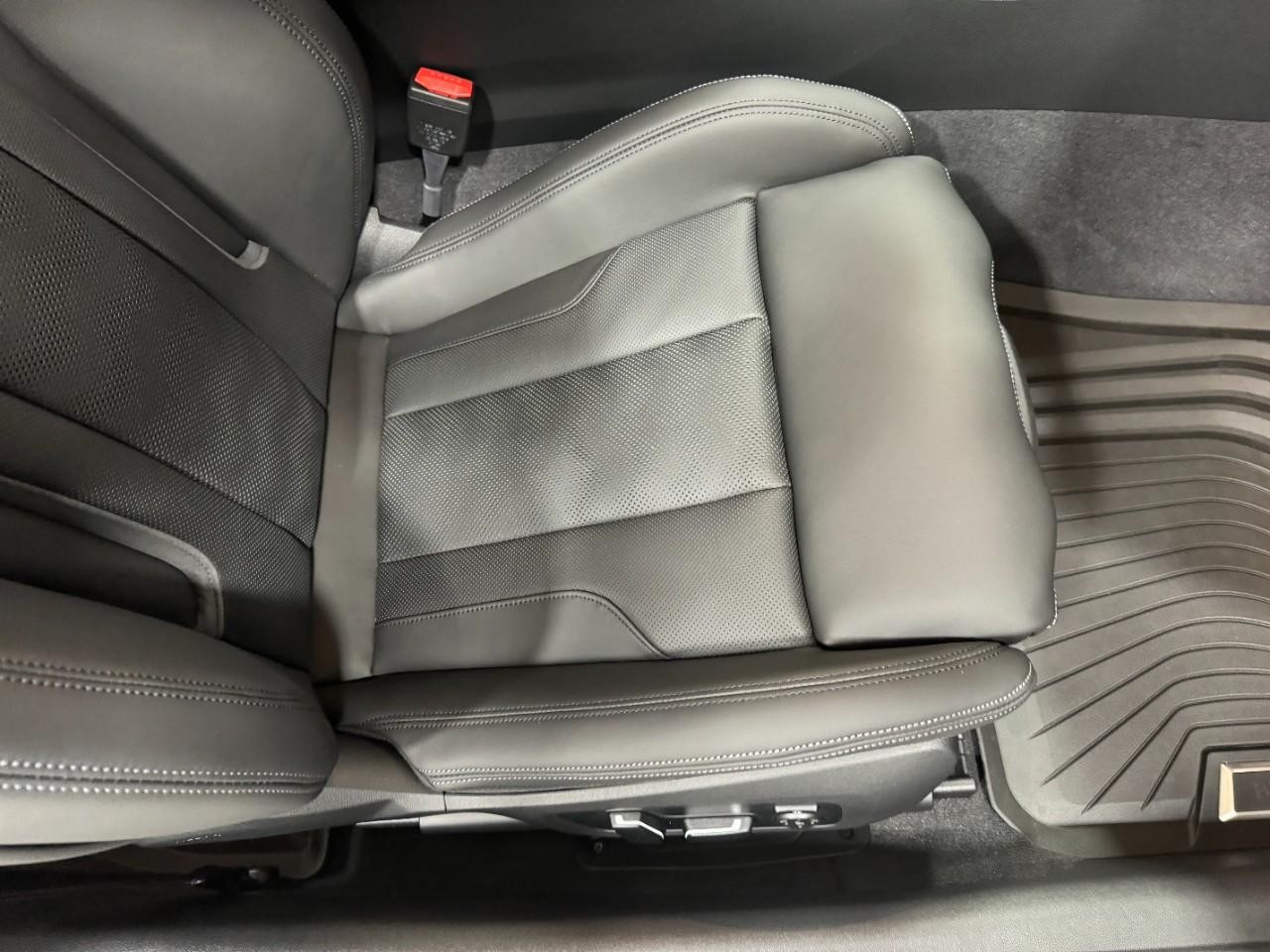 BMW M4 Vehicle Full-screen Gallery Image 17