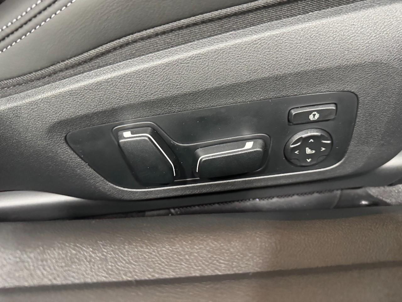 BMW M4 Vehicle Full-screen Gallery Image 18