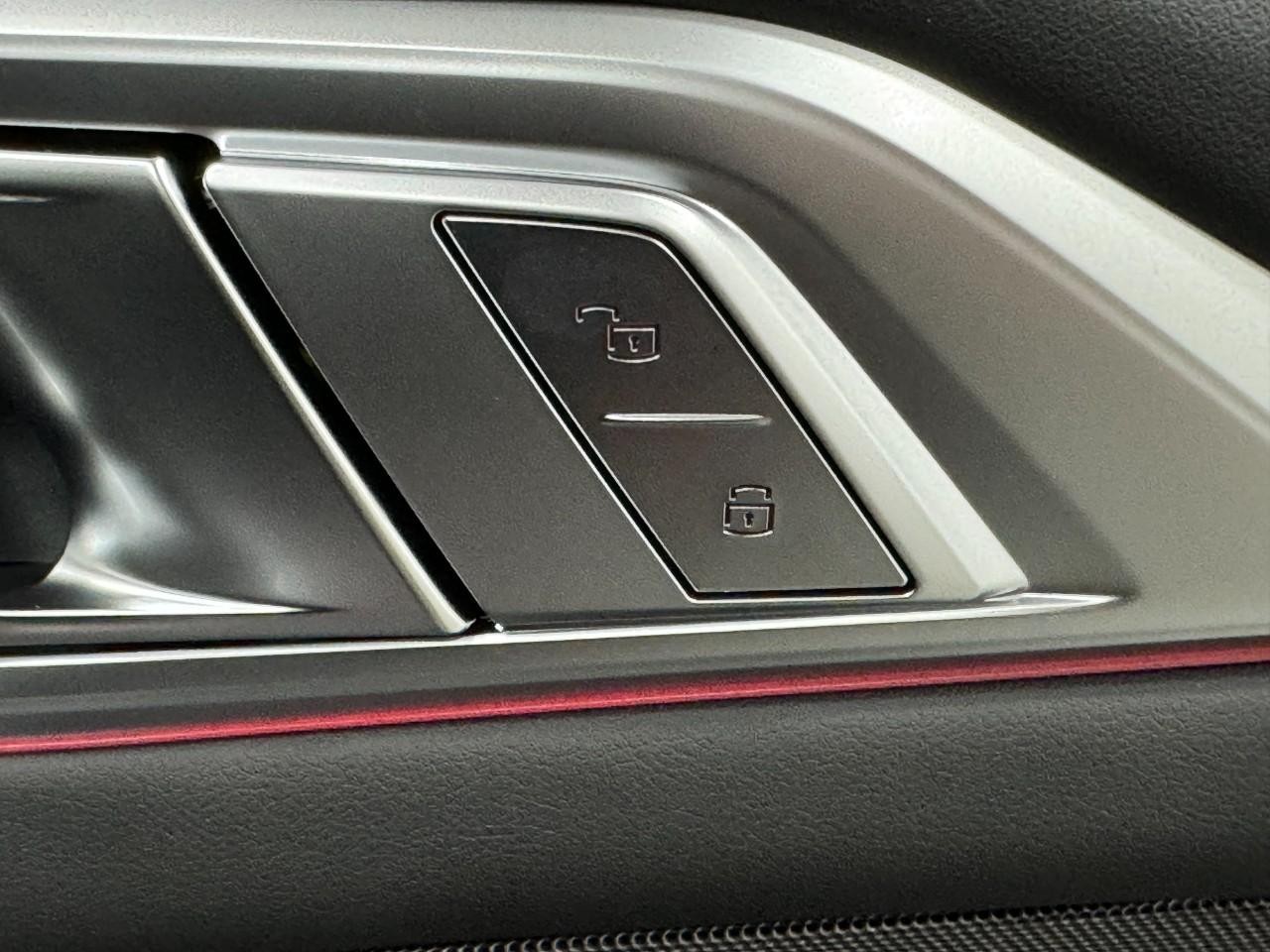 BMW M4 Vehicle Full-screen Gallery Image 19