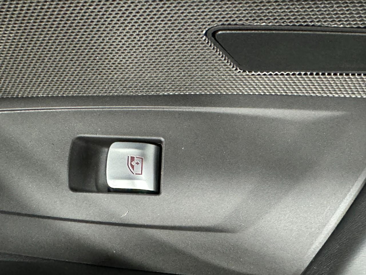 BMW M4 Vehicle Full-screen Gallery Image 20