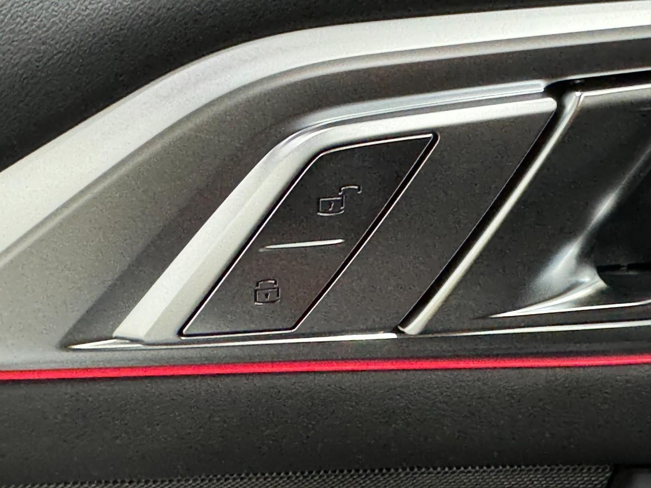 BMW M4 Vehicle Full-screen Gallery Image 22