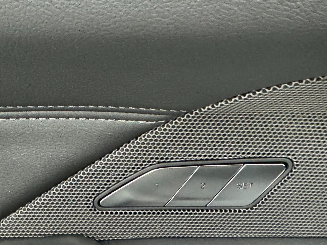 BMW M4 Vehicle Full-screen Gallery Image 23