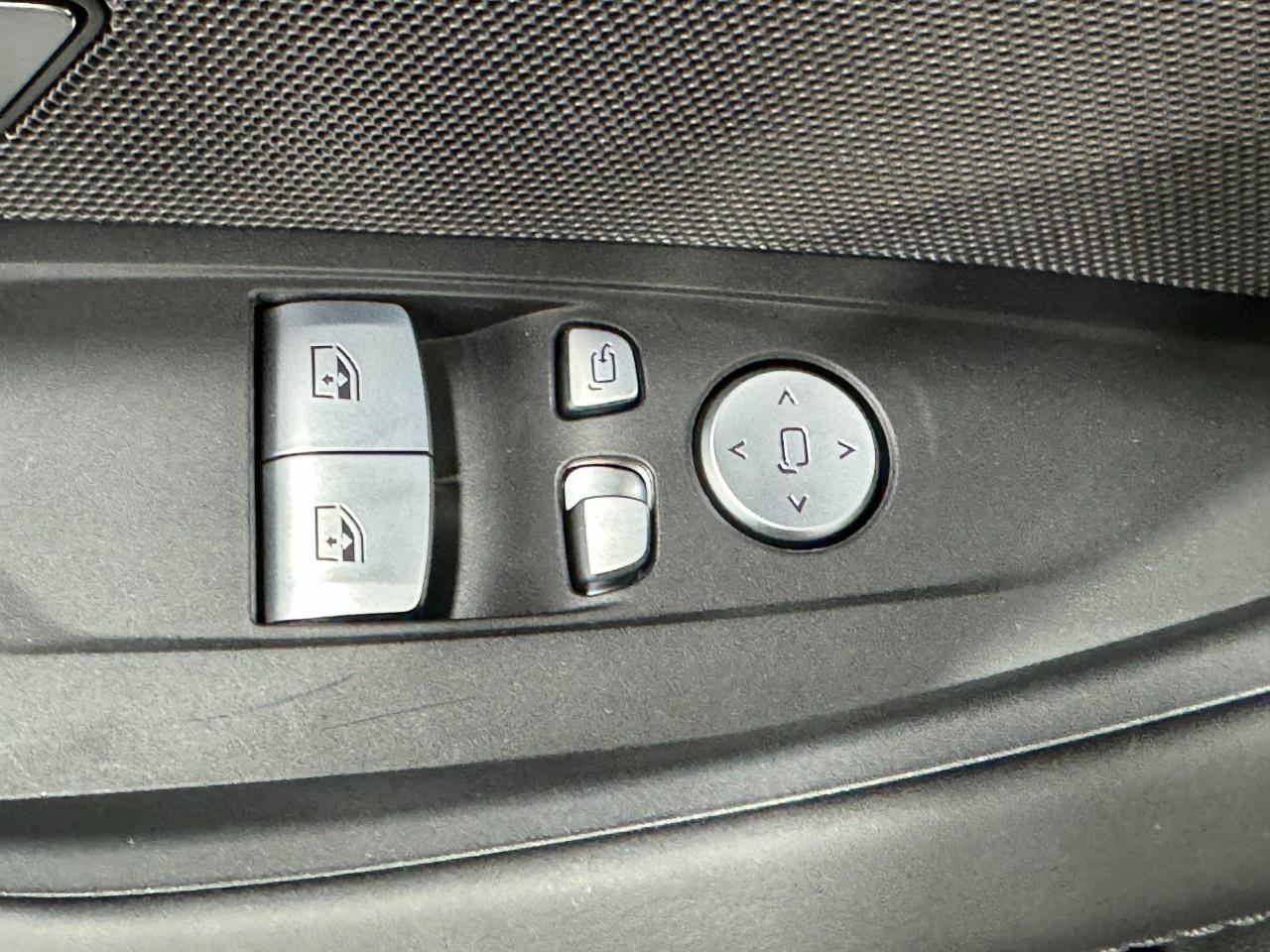 BMW M4 Vehicle Full-screen Gallery Image 24