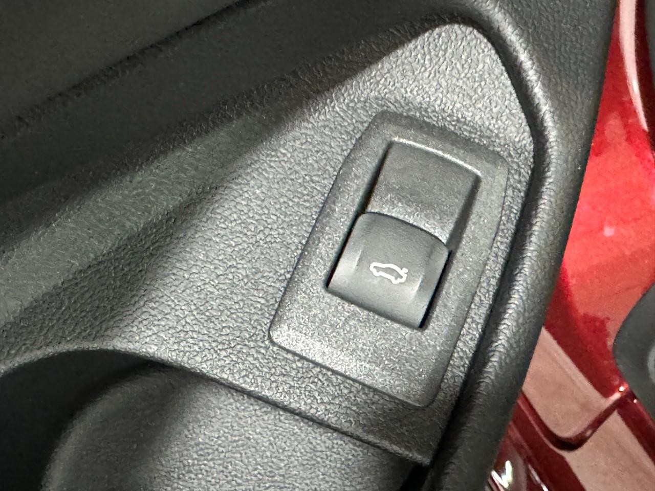 BMW M4 Vehicle Full-screen Gallery Image 25