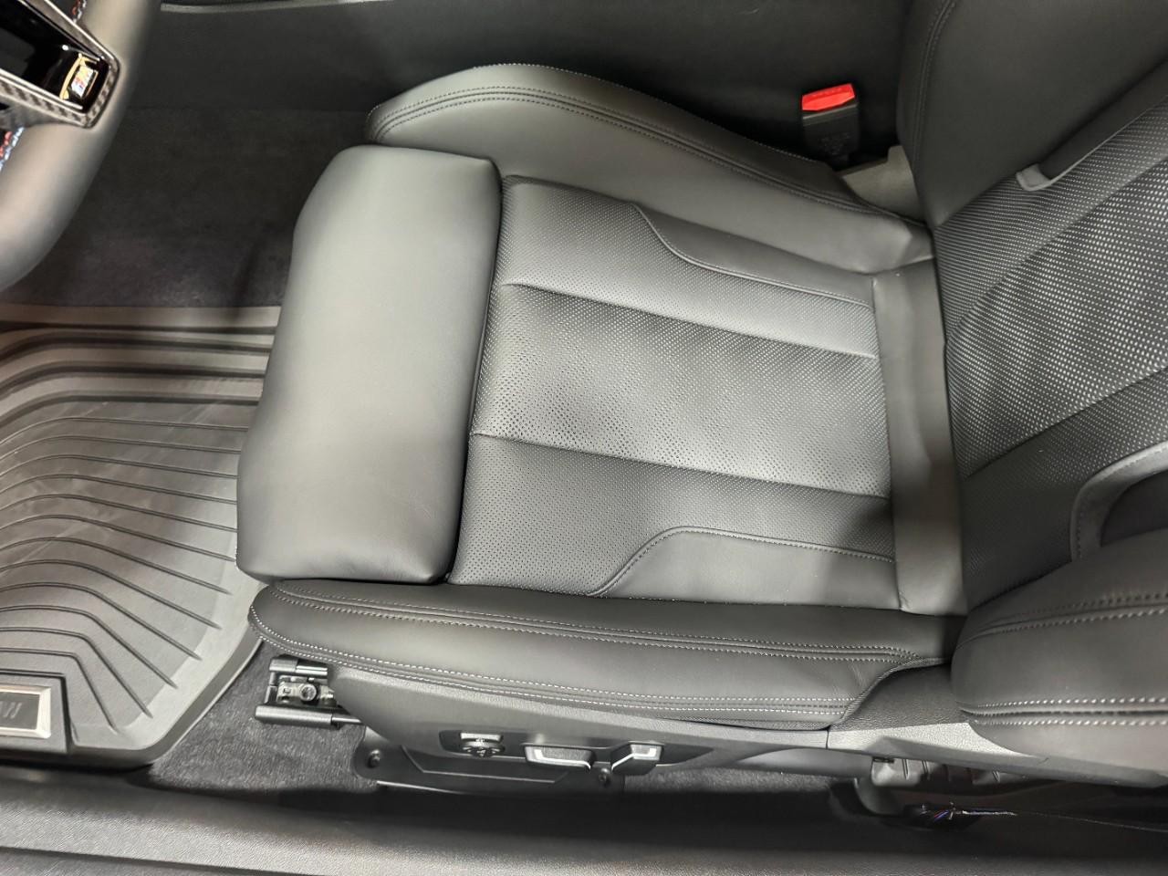 BMW M4 Vehicle Full-screen Gallery Image 27