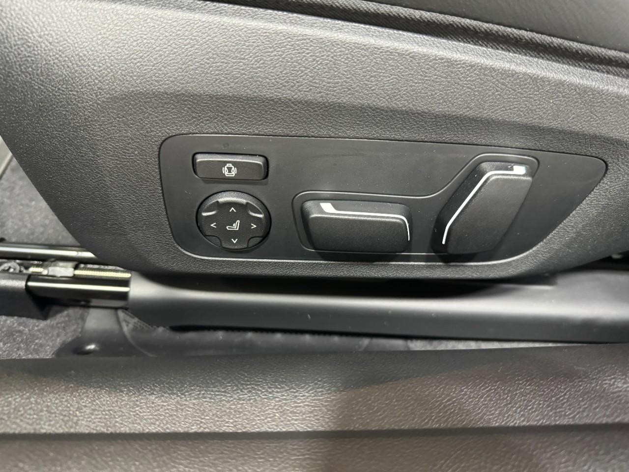 BMW M4 Vehicle Full-screen Gallery Image 28