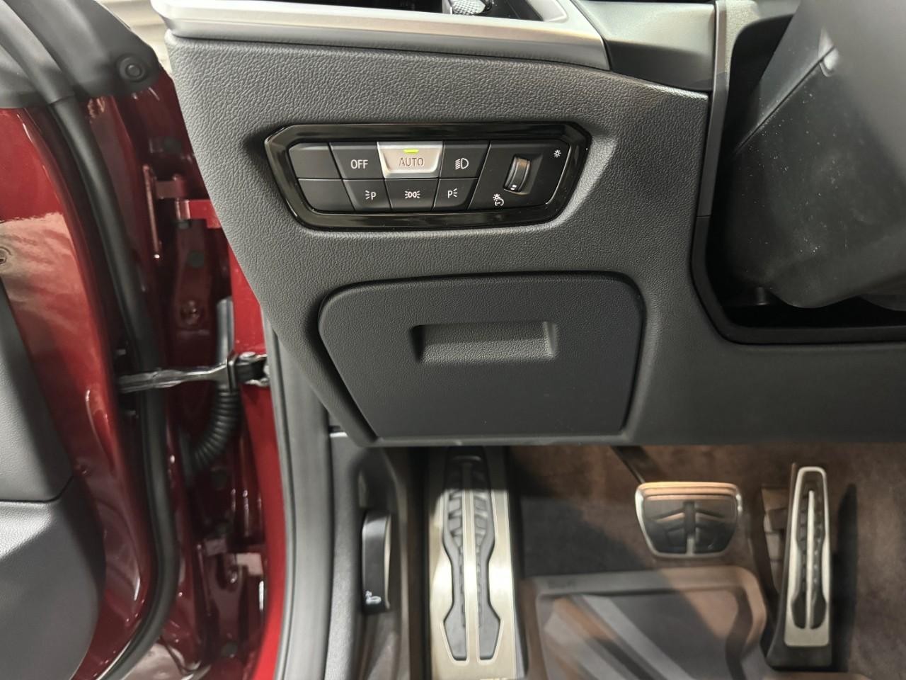 BMW M4 Vehicle Full-screen Gallery Image 29