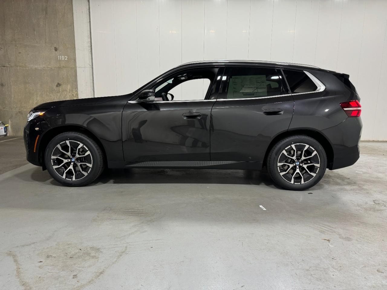 BMW X3 Vehicle Full-screen Gallery Image 2