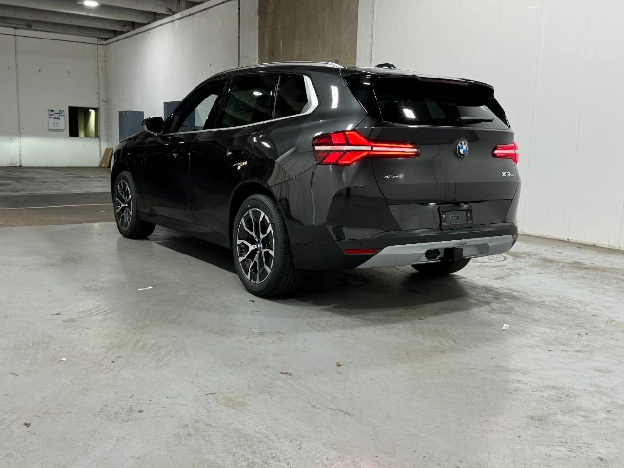 BMW X3 Vehicle Full-screen Gallery Image 3