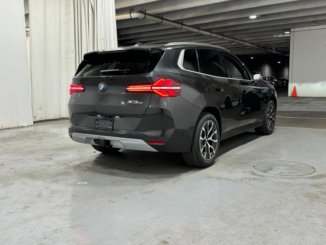 BMW X3 Vehicle Full-screen Gallery Image 4