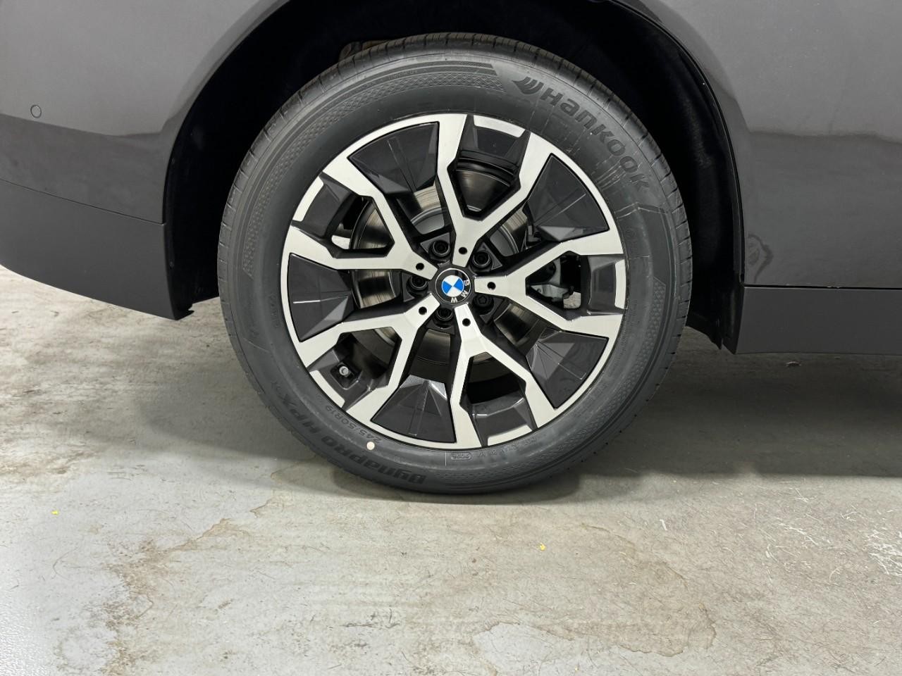 BMW X3 Vehicle Full-screen Gallery Image 5