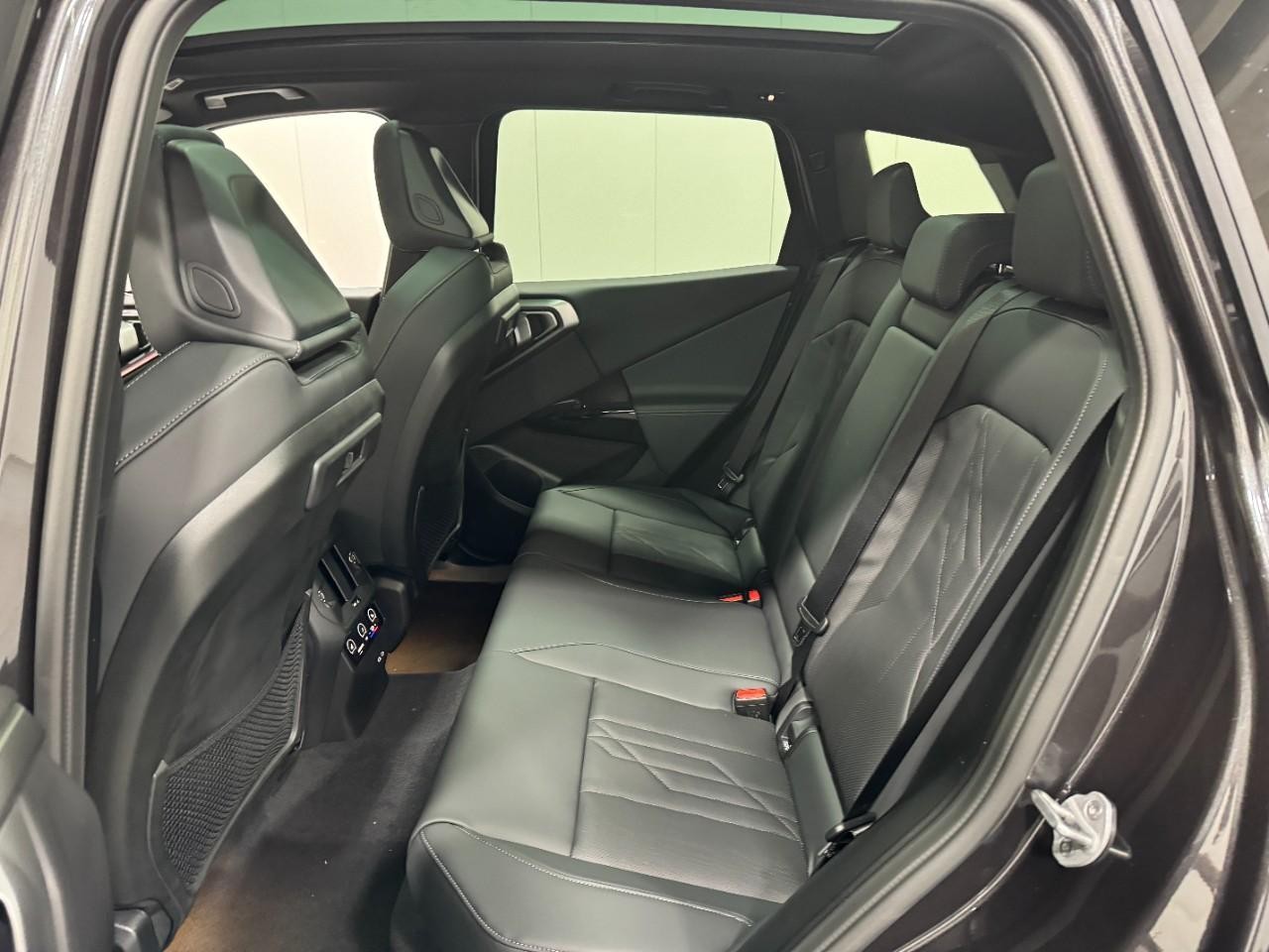 BMW X3 Vehicle Full-screen Gallery Image 8