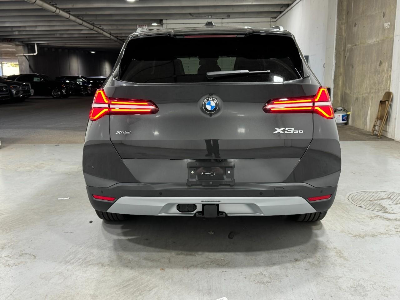 BMW X3 Vehicle Full-screen Gallery Image 9