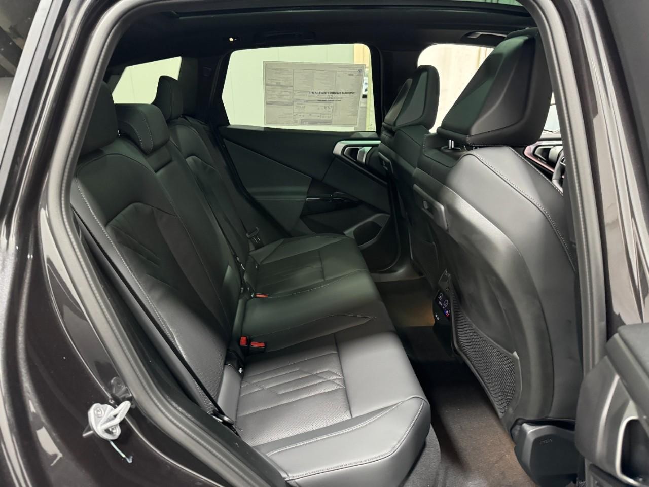 BMW X3 Vehicle Full-screen Gallery Image 10