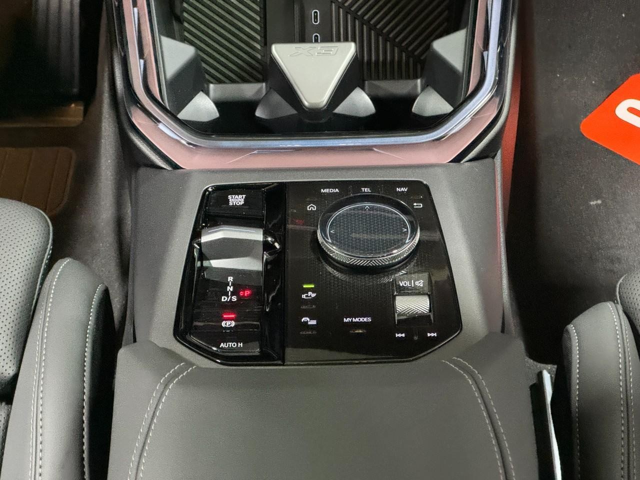 BMW X3 Vehicle Full-screen Gallery Image 16