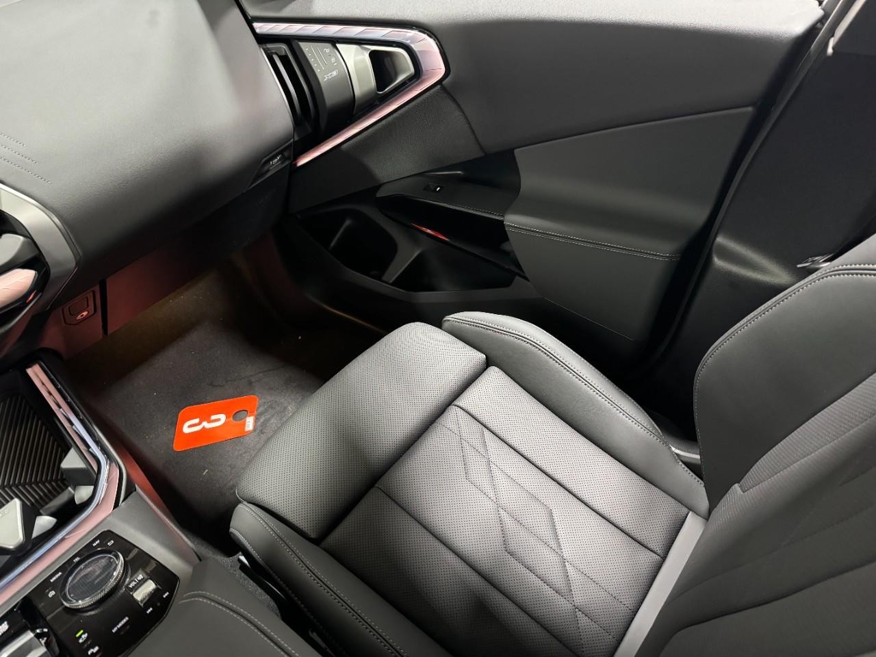 BMW X3 Vehicle Full-screen Gallery Image 17