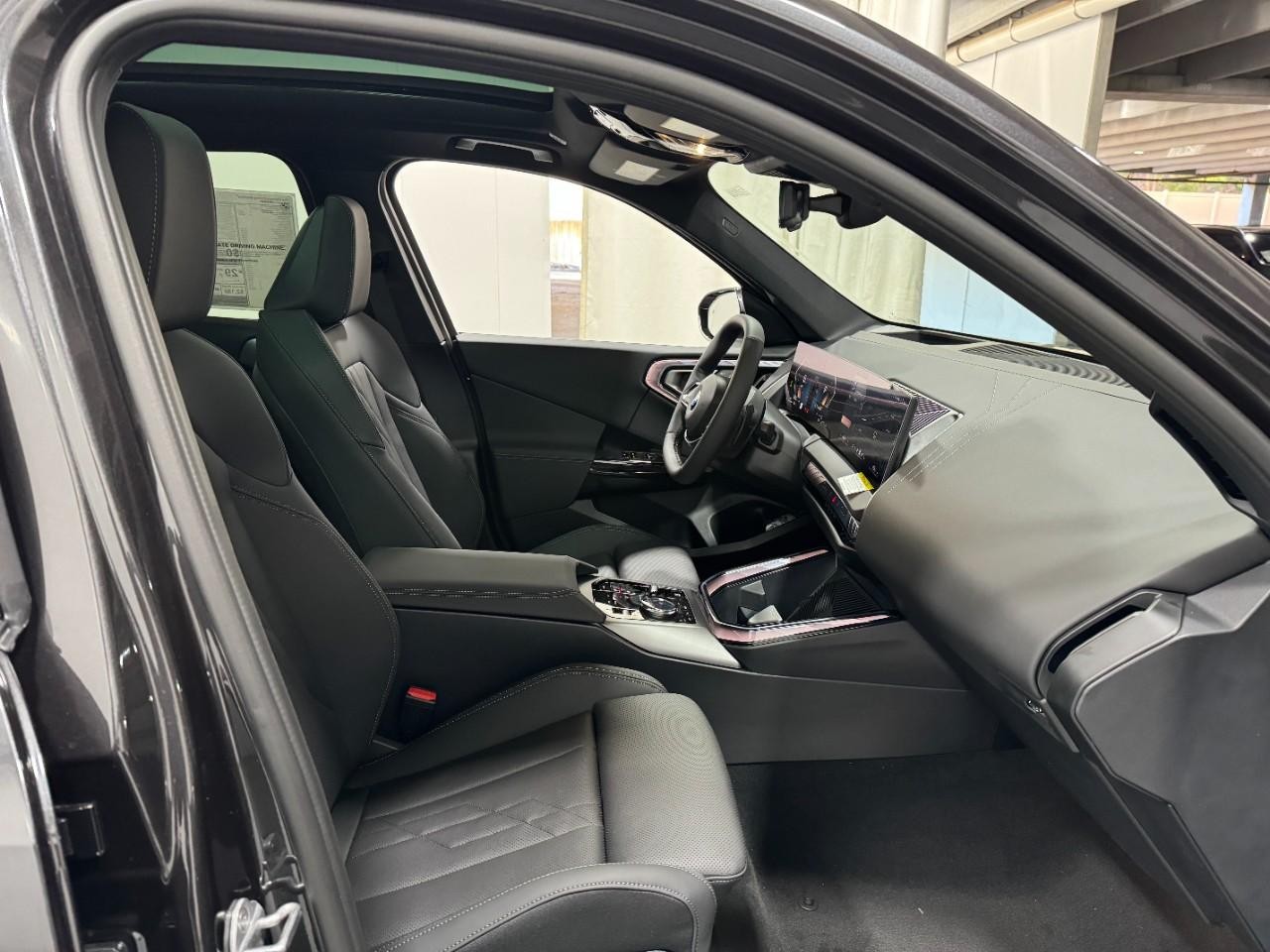 BMW X3 Vehicle Full-screen Gallery Image 18