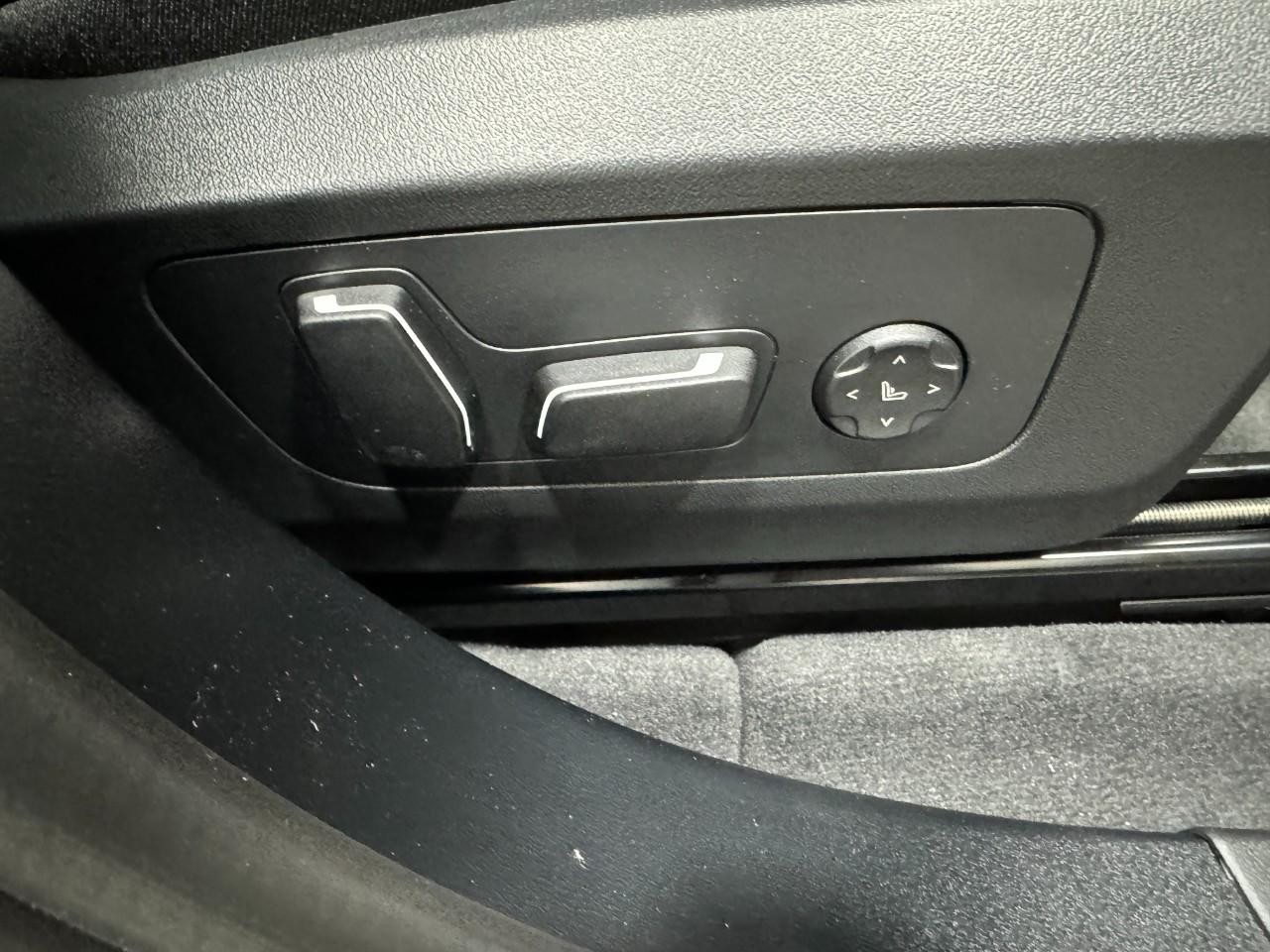 BMW X3 Vehicle Full-screen Gallery Image 20