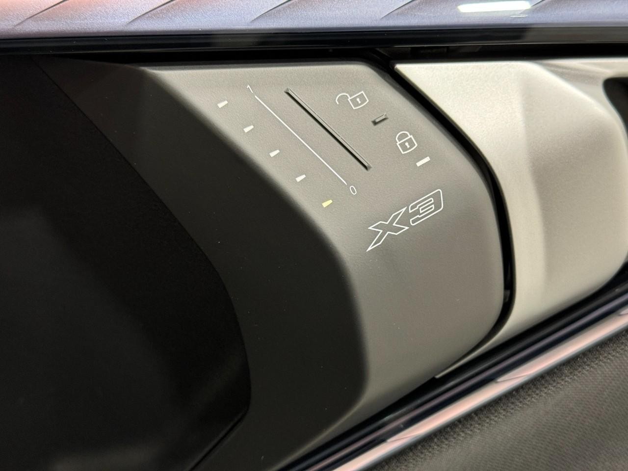 BMW X3 Vehicle Full-screen Gallery Image 21