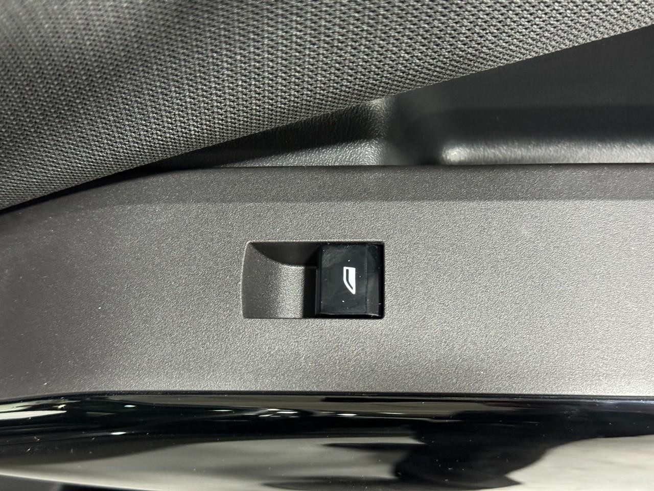 BMW X3 Vehicle Full-screen Gallery Image 22