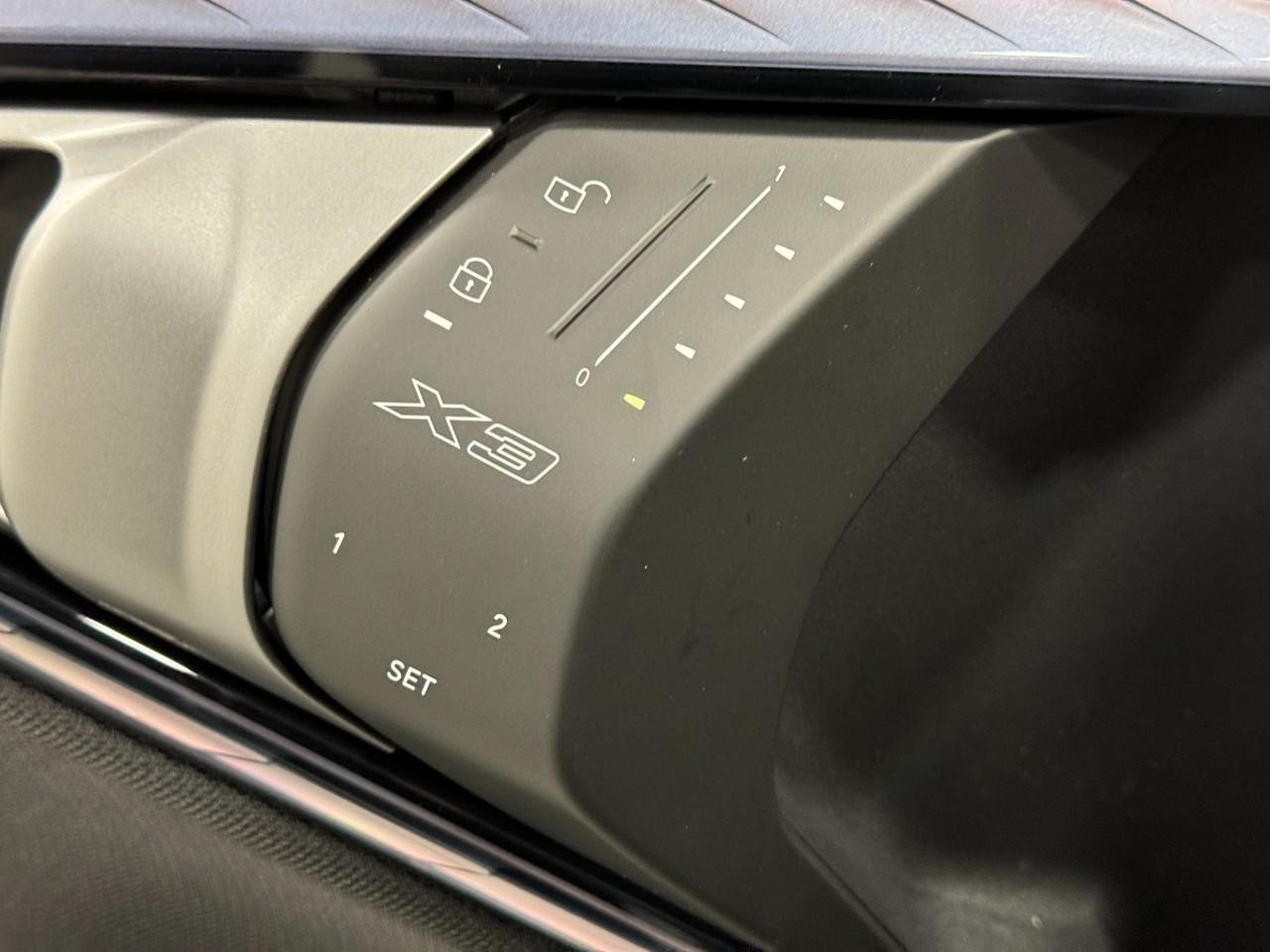 BMW X3 Vehicle Full-screen Gallery Image 23