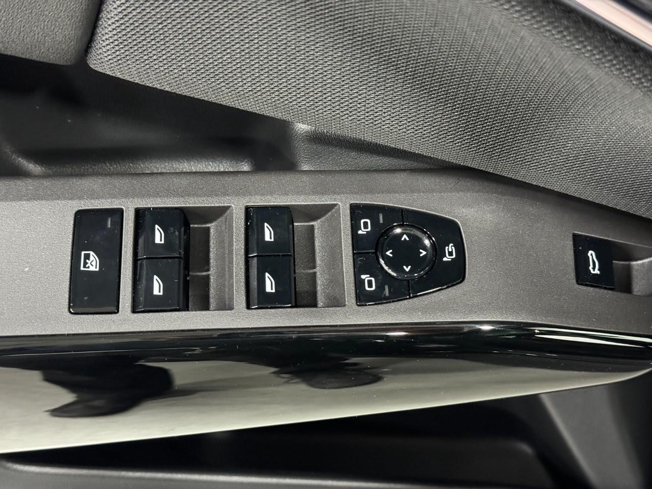 BMW X3 Vehicle Full-screen Gallery Image 24