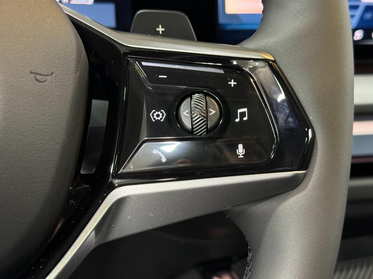 BMW X3 Vehicle Full-screen Gallery Image 29