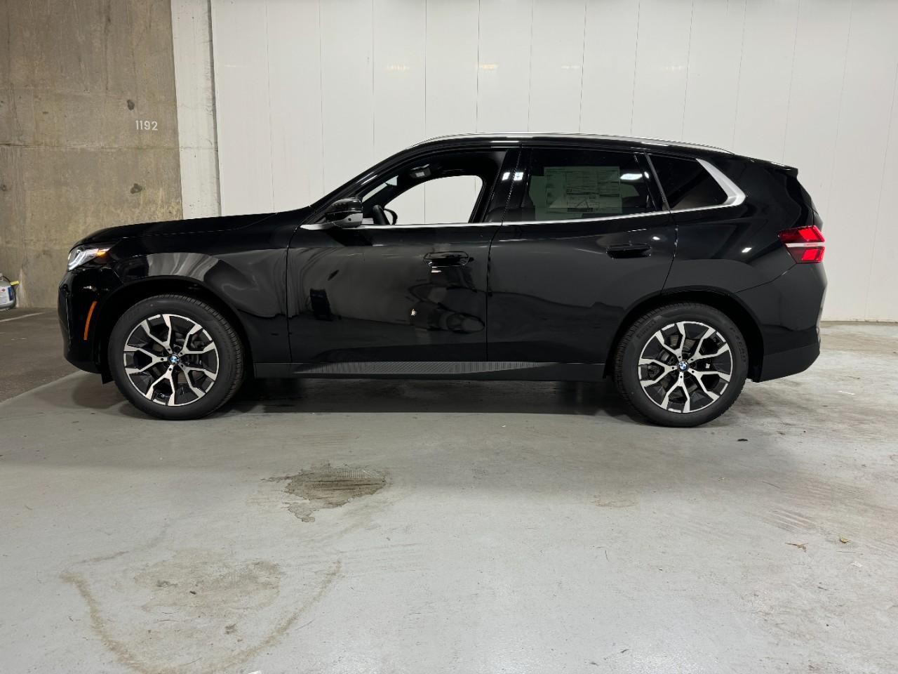 BMW X3 Vehicle Full-screen Gallery Image 2