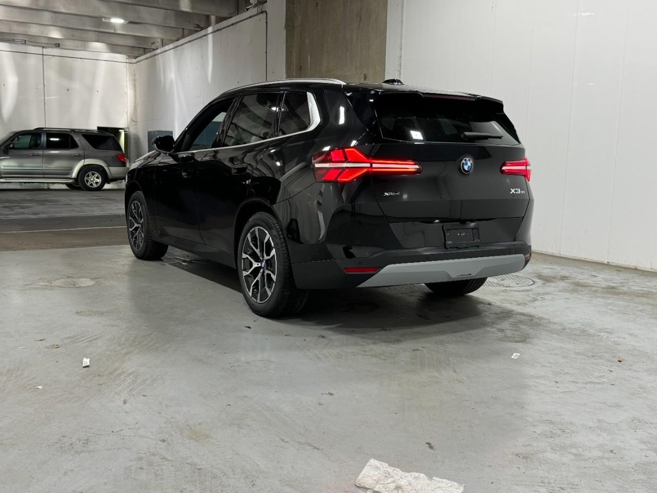 BMW X3 Vehicle Full-screen Gallery Image 3