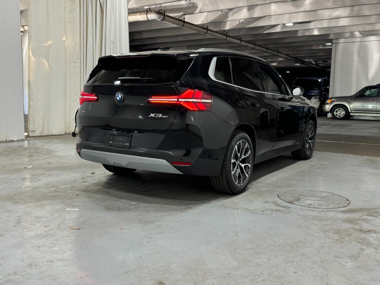 BMW X3 Vehicle Full-screen Gallery Image 4