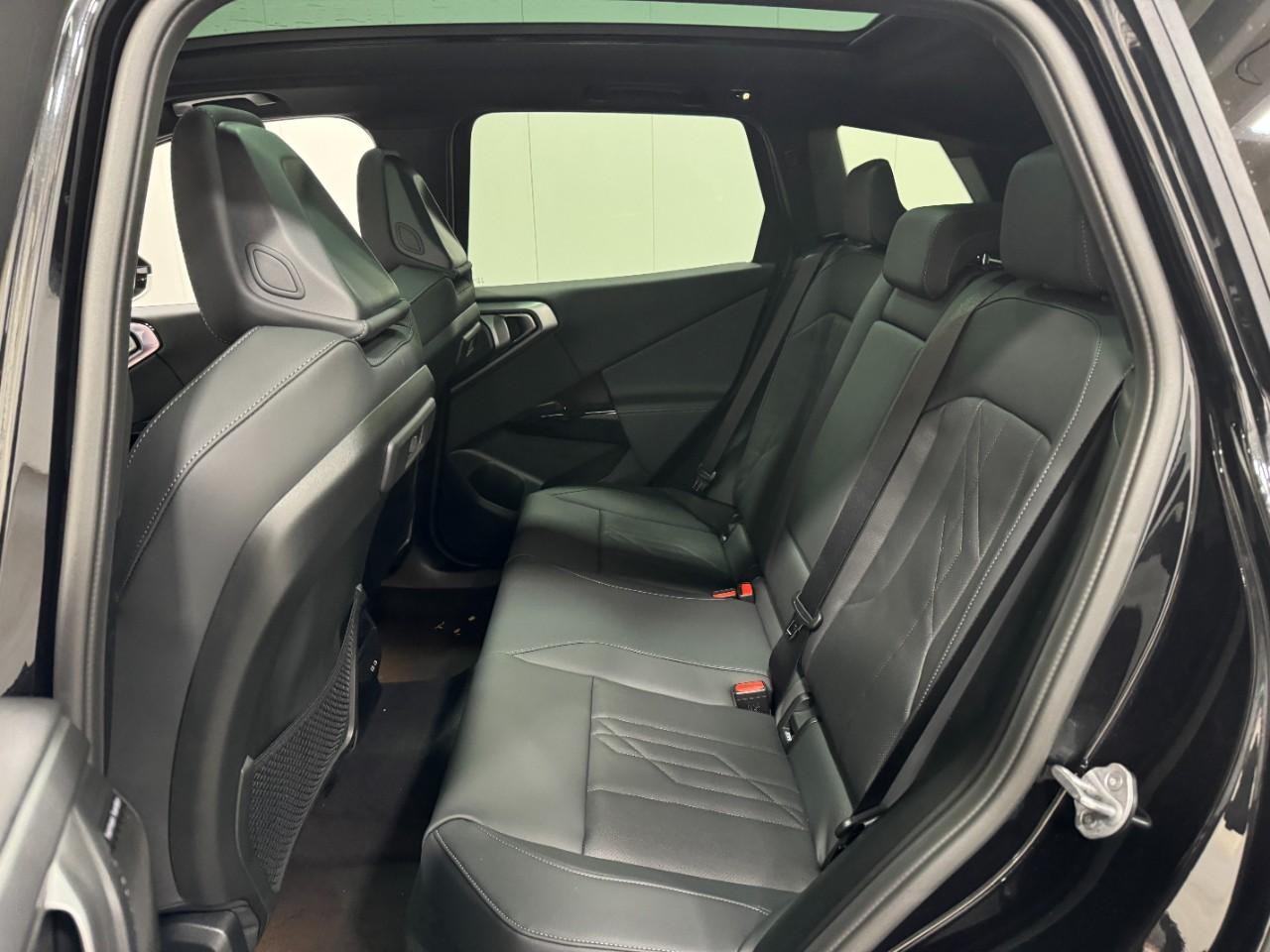 BMW X3 Vehicle Full-screen Gallery Image 8