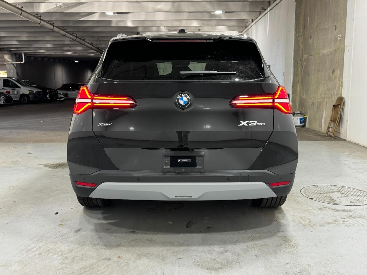 BMW X3 Vehicle Full-screen Gallery Image 9