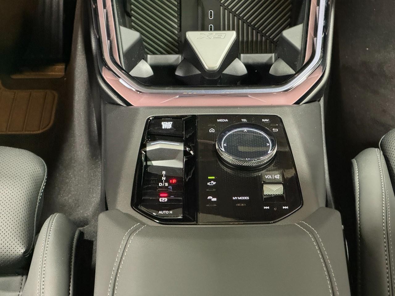 BMW X3 Vehicle Full-screen Gallery Image 15