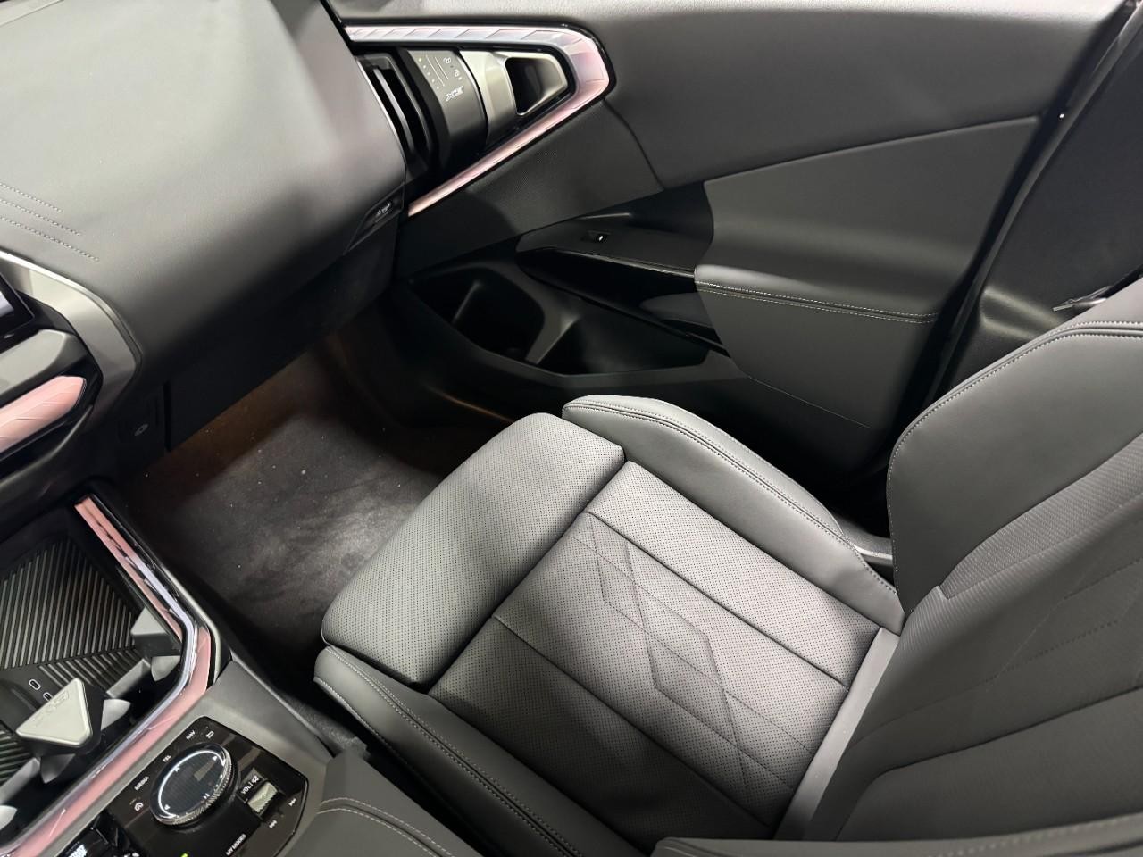 BMW X3 Vehicle Full-screen Gallery Image 16